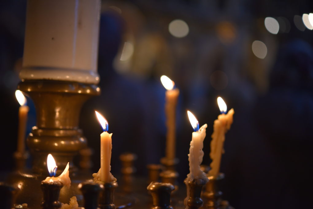 Tuohukset kuvastavat palavaa rukousta. Vaikka seurakuntalaiset eivät pääse kirkkoihin jumalanpalveluksiin, palavat siellä tuohukset ja liturgiassa rukoillaan koko maailman puolesta.