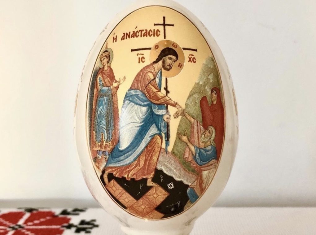 Kristuksen ylösnousemuksen ikoni maalattuna pääsiäismunaan.