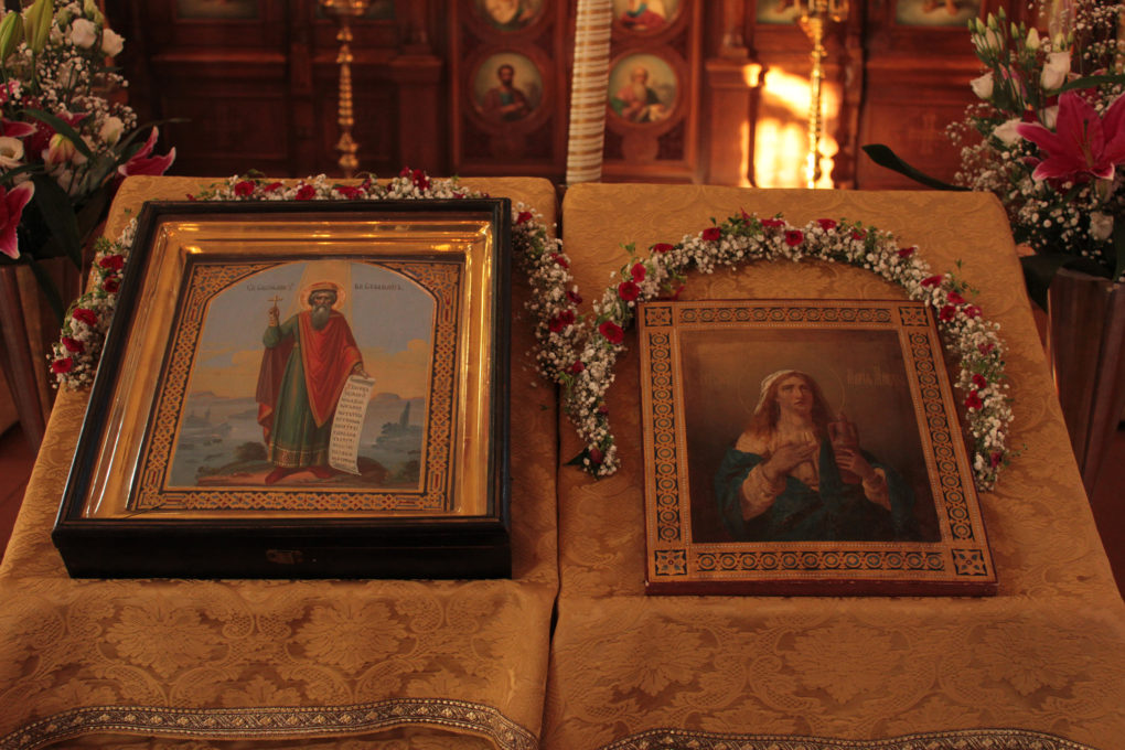 Pyhäkön nimikkoikonit. Vasemmalla pyhä apostolienvertainen Vladimir Kiovalainen ja oikealla pyhä Maria Magdala mirhantuoja. 