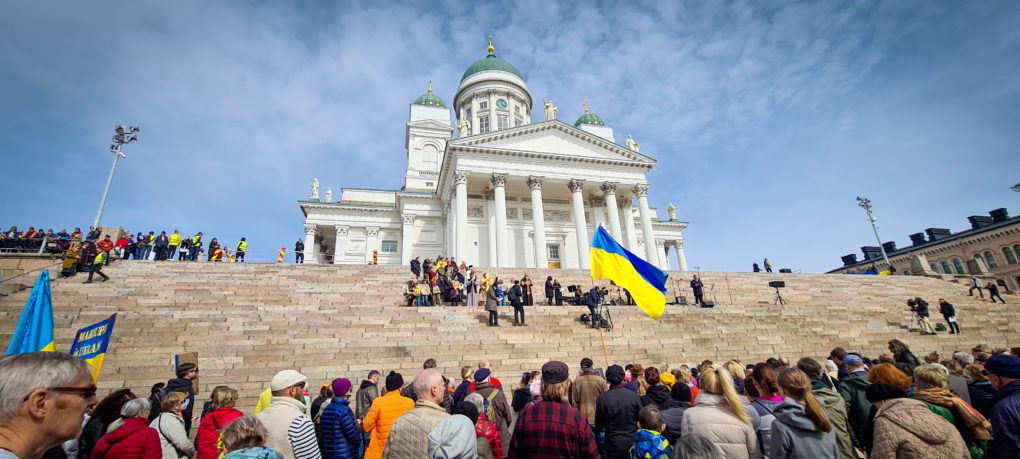 Ukrainan lippu liehui rukoushetken ja mielenilmauksen aikana.