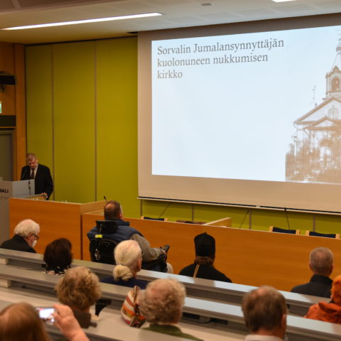 Alidiakoni Timo Lehtonen piti julkistamistilaisuudensa aikana lyhyen diaesityksen menetetyistä Karjalan pyhäköistä. 