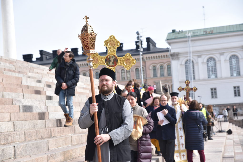 Seurakuntamme ristisaatto Tuomiokirkon portailla. Ristisaatto toi ylösnousemuksen ilosanoman tapahtumaan.