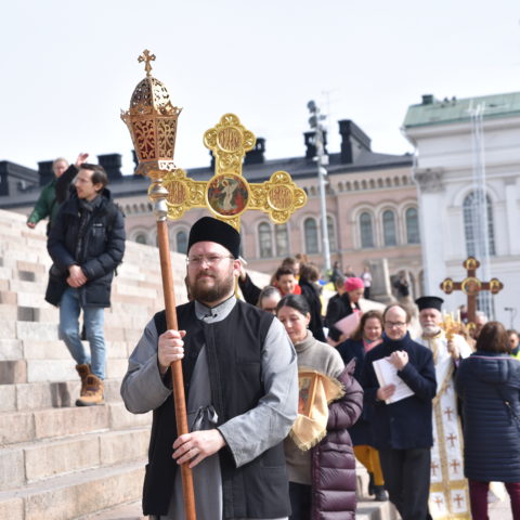 Seurakuntamme ristisaatto Tuomiokirkon portailla. Ristisaatto toi ylösnousemuksen ilosanoman tapahtumaan. 