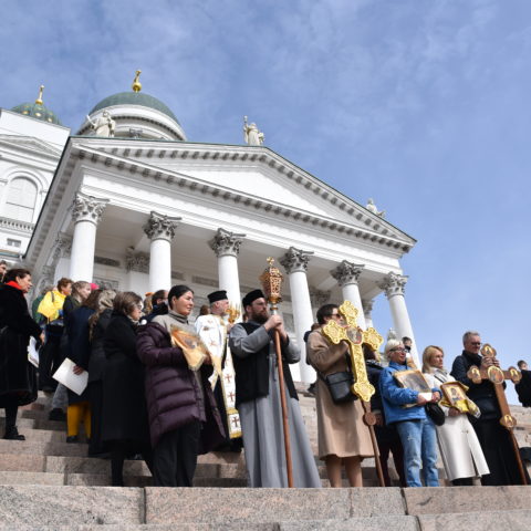 Ortodoksit rukoilemassa rauhaa Ukrainaan Tuomiokirkon portailla toisena pääsiäispäivänä