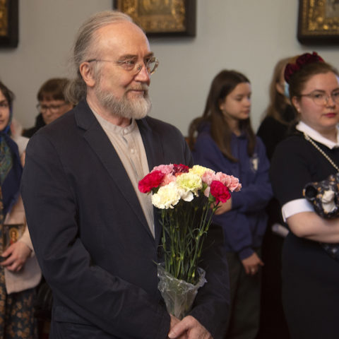 Ikoninmaalari Juri Mitroshin sai seurakunnalta rukouspalveluksen yhteydessä kukat. Kuva: Kari Pekonen