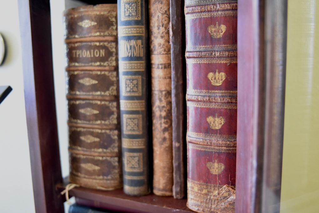 Kirjastossa on myös hyvin vanhoja kirjoja ja materiaaleja.