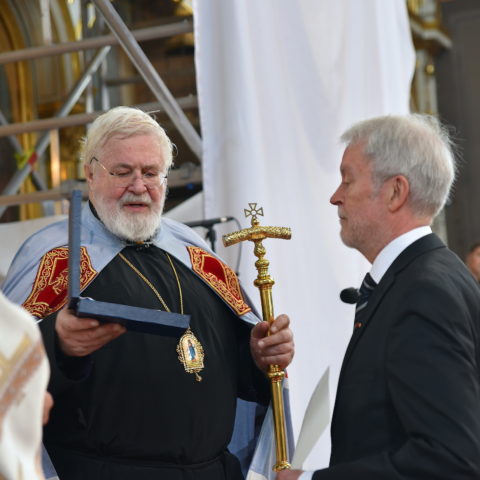 Arkkipiispa Leo ojentaa Aleksi Härköselle Pyhän Karitsan ritarikunnan 1. luokan komentajamerkin. 