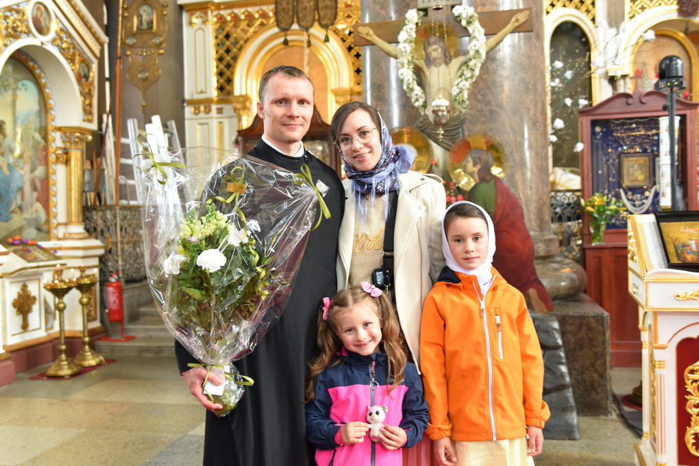 Lukija Anatoli Lappalainen yhdessä perheensä kanssa. 