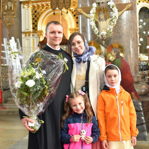 Lukija Anatoli Lappalainen yhdessä perheensä kanssa.
