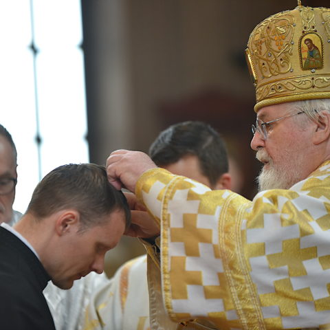 Arkkipiispa Leo leikkasi Anatoli Lappalaisen hiuksia lukijaksi vihkimisen yhteydessä.
