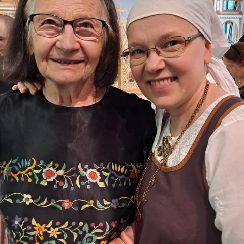 Hämeenlinnan kirkon entinen kanttori Leena Lomu (oik.) yhdessä Kyyrölä-seuran aktiivin Antonina Susunov-Perälän kanssa. 