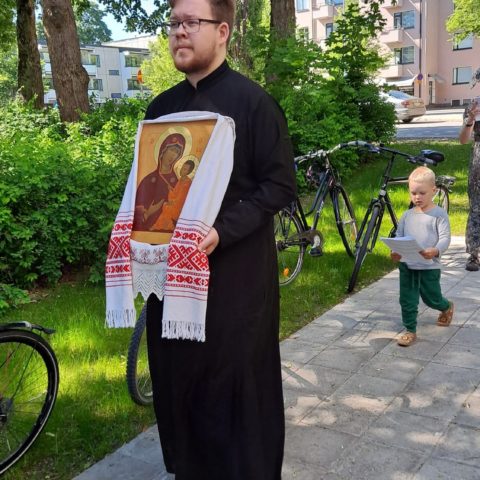 Liturgian päätteeksi lähdettiin ristisaattoon. Saaton kärjessä kantoi ikonia Helsingin ortodoksisen seurakunnan valtuuston puheenjohtaja Jefim Brodkin.