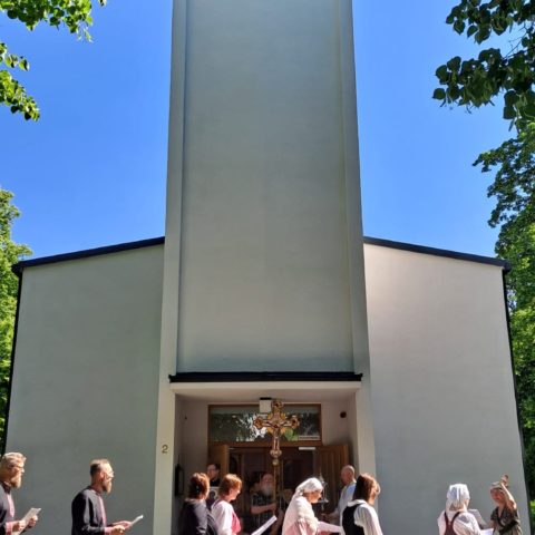 Ristisaatto Hämeenlinnan kirkon edessä temppelijuhlapäivänä. 
