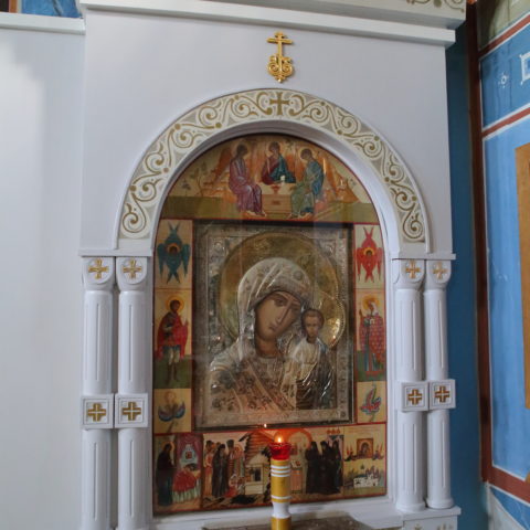 Jumalansynnyttäjän Kazanilainen ikoni Järvenpään kirkossa. Ikonin on maalannut tätä kirkkoa varten Petros Sasaki. Ikonin riisan on lahjoittanut Valamon luostari. Kuva Petteri Lalu.