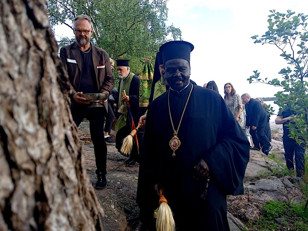 Nyerin ja Mount Kenyan piispa Neofytos vierailee ensimmäistä kertaa Suomessa. Kuva Tapiolan kirkon praasniekasta: Natalia Meri Anssikuu. 