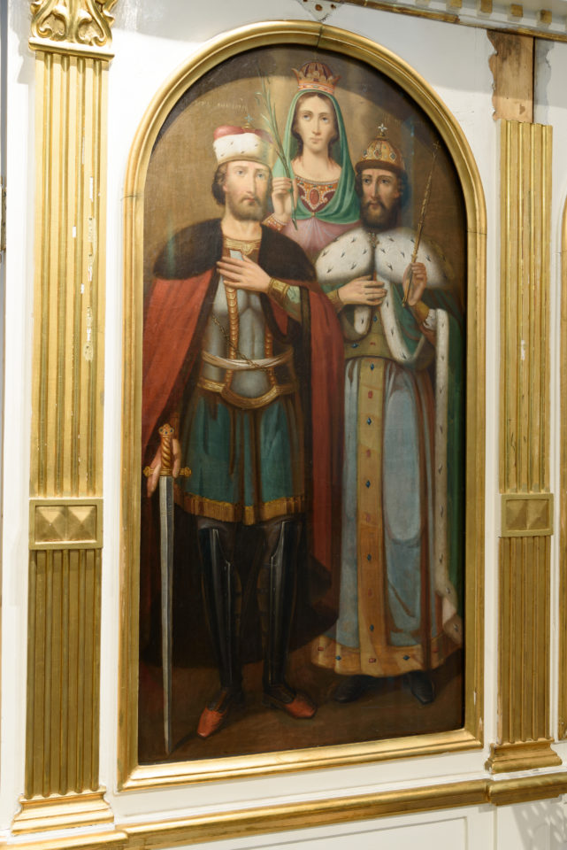 Hämeenlinnan kirkon ikonostaasissa kuvattuna pyhäkön aiemmat nimikkopyhät