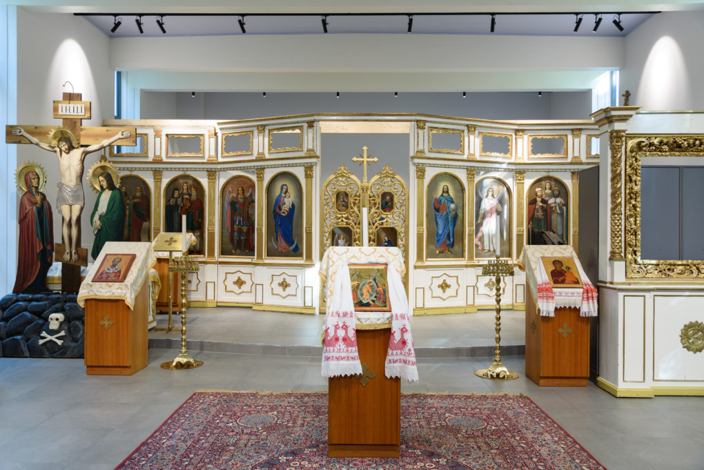 Hämeenlinnan kirkon ikonostaasi ja kirkkosali