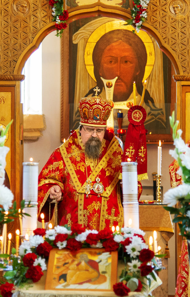 Piispa Sergei hautausmaan kirkon praasniekassa 2023