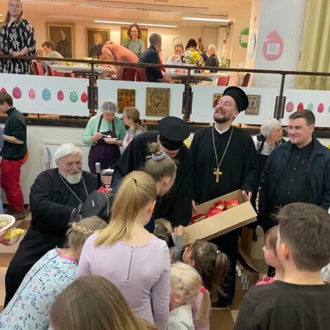 Lapsille jaettiin juhlassa vastuullisesti paikallisen konditorion valmistamia suklaamunia. Arkkipiispa Leo siunasi lapset, kasvarutuksen pappi Sergei Petsalo jakoi seurakunnan suklaiset lahjat. 