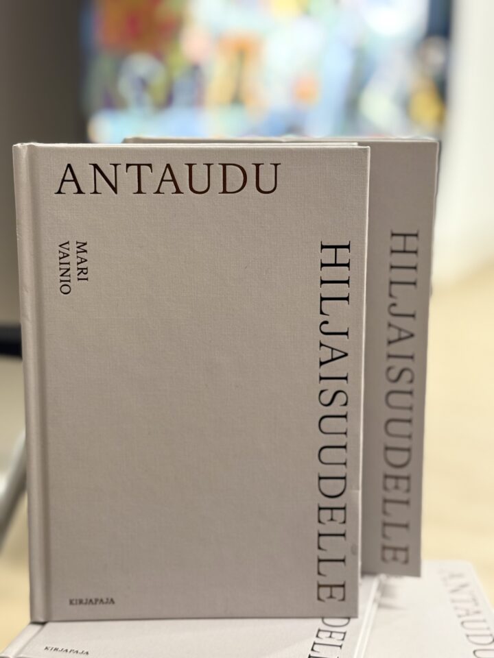 Antaudu hiljaisuudelle - kirjan kansi pysäyttää yksinkertaisuudellaan. Kuva: Mari Vainio